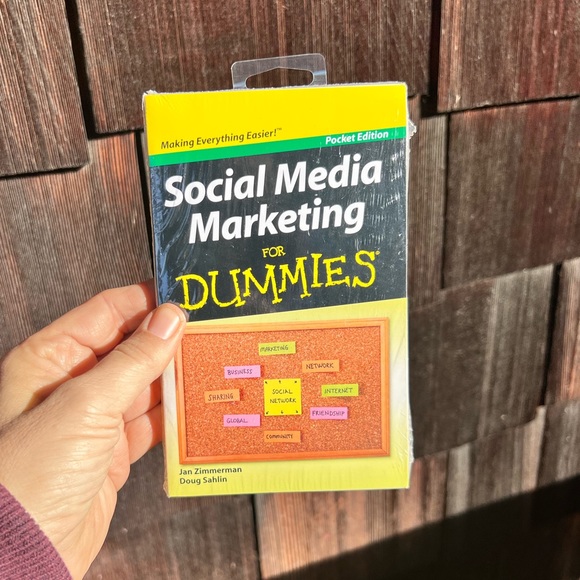 “Other” Book- Social Media for Dummies, pocket size, great Stocking Stuffer, NWT - Picture 1 of 10